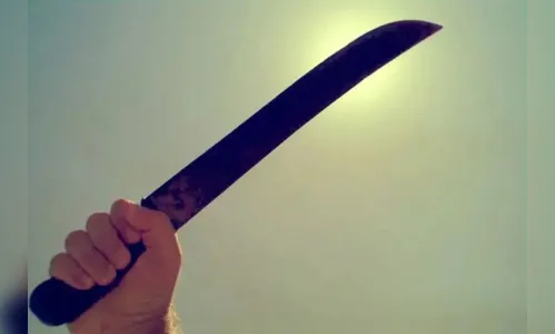 Mulher chama a PM após ver sogro ameaçando esposa com facão