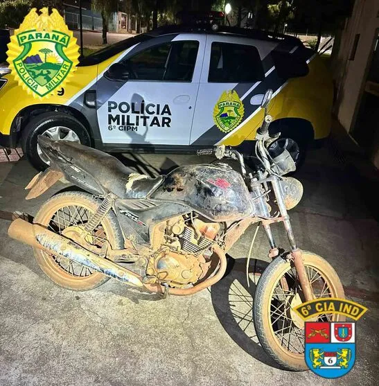 A moto estava em frente a um bar  no Distrito de Primavera