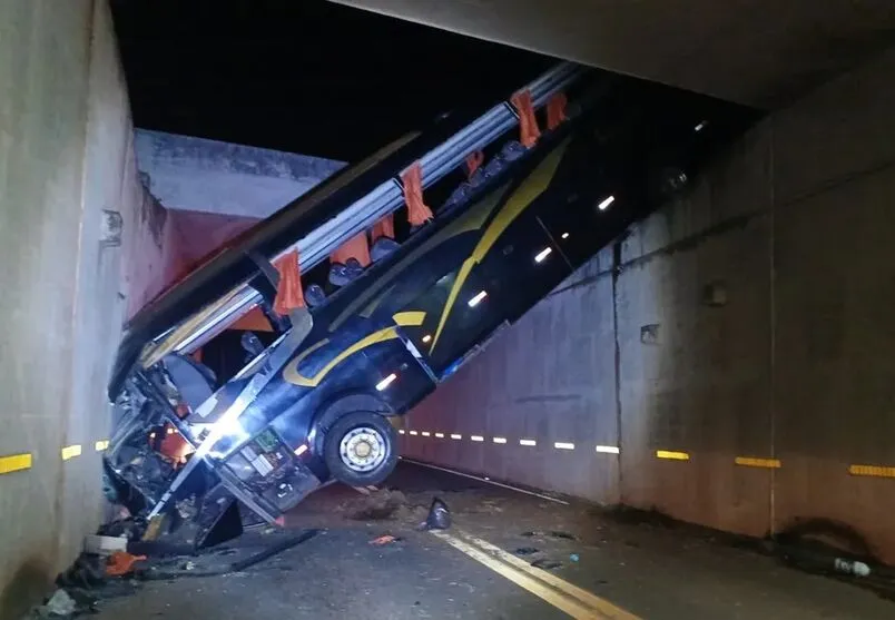 Acidente aconteceu por volta das 3h, quando o ônibus transitava no sentido Campinas a Jaguariúna (SP)