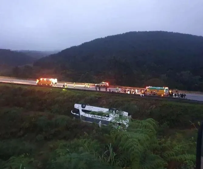 Acidente ocorreu no km 30,8, próximo à represa do Capivari, e envolveu um ônibus da empresa Capanema Tour