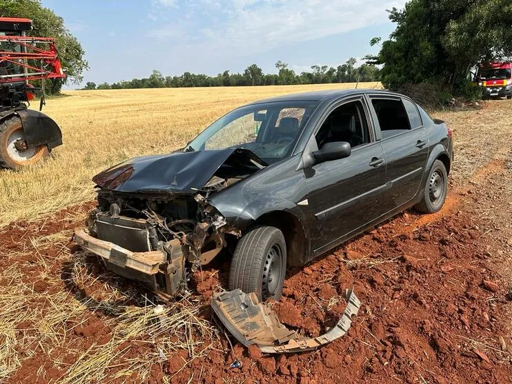 Carro capotou após colisão traseira na PR-082