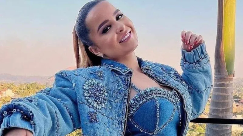 De shortinhos jeans, Maiara coloca pernões para jogo: ''Muito gata''