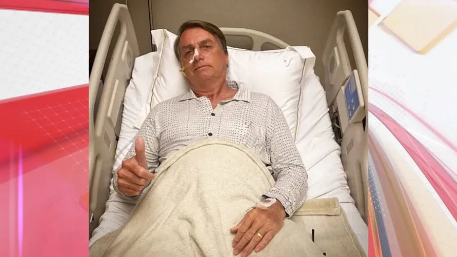 Ele está acompanhado de Michelle Bolsonaro