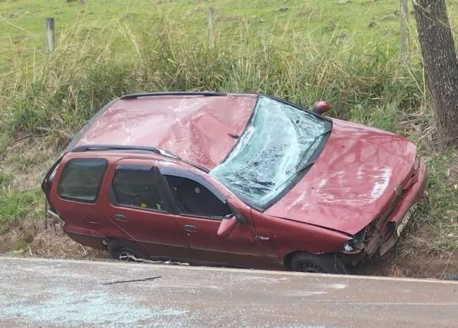Fiat Palio Weekend ficou destruído após capotamento