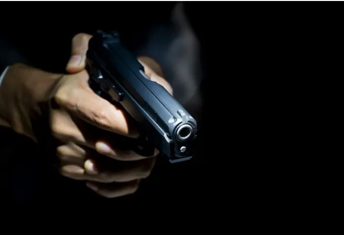 Homem pegou a arma no carro após ameaçar homem dentro do estabelecimento