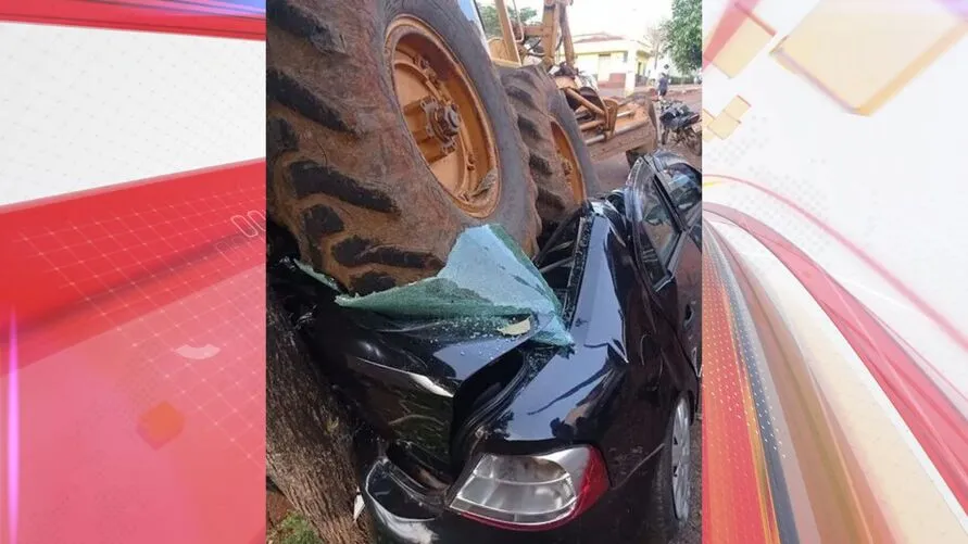 Motoniveladora destruiu carro em Rio Bom
