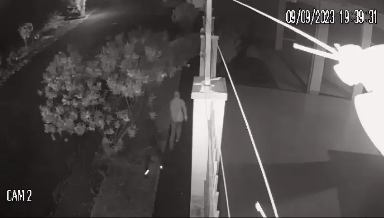 O crime foi registrado por uma câmera de segurança