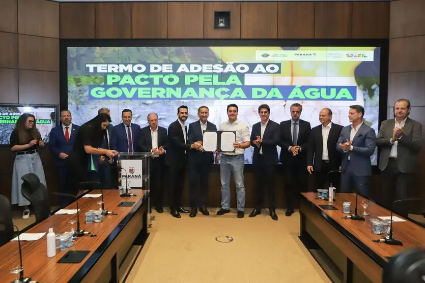 O governador Carlos Massa Ratinha Jr., ao lado do ministro da Integração e do Desenvolvimento Regional, Waldez Góes, e do diretor da Agência Nacional das Águas, Felipe de Mello S. Cunha, assina o Termo de Adesão ao Pacto pela Governança da Água