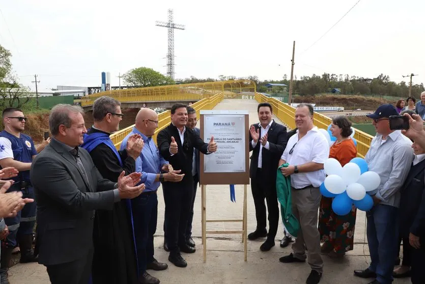 O governador Carlos Massa Ratinho Junior inaugurou uma passarela para pedestres sobre a BR-369, obra que também inclui uma rotária, um retorno e novos acessos na rodovia
