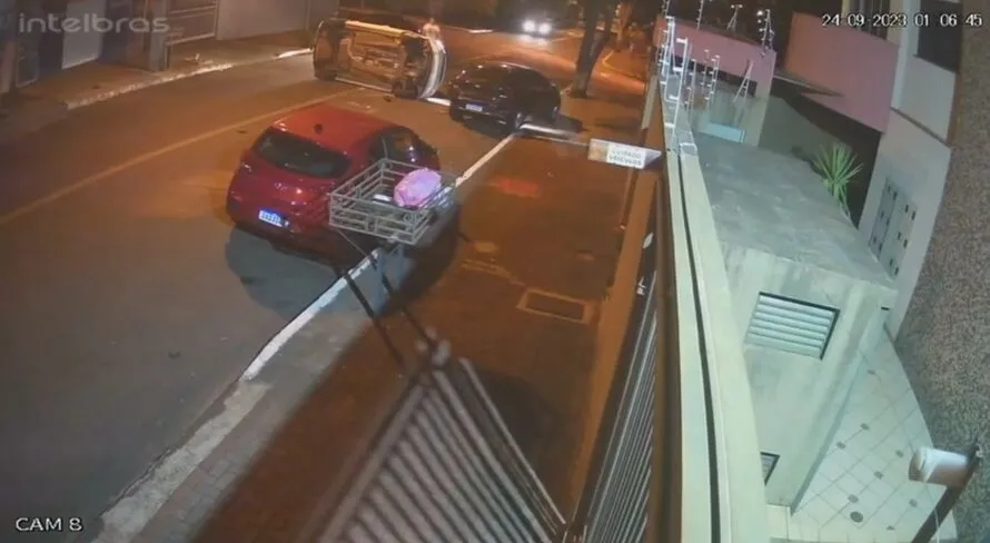 VÍDEO: Carro tomba após bater em outro veículo em Apucarana