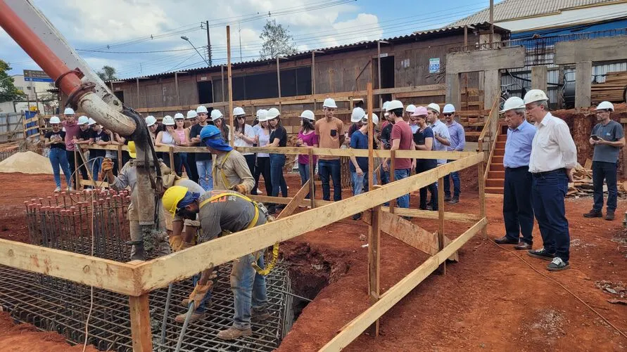 Alunos de engenharias acompanharam concretagem do último bloco da fundação