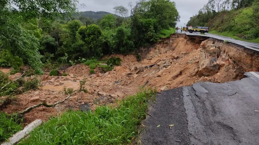 Ao menos três rodovias (duas estaduais e uma federal) sofreram algum tipo de interdição em virtude dos estrados causados pela chuva