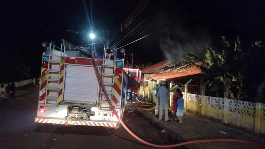 Apesar dos prejuízos materiais, felizmente ninguém se feriu.