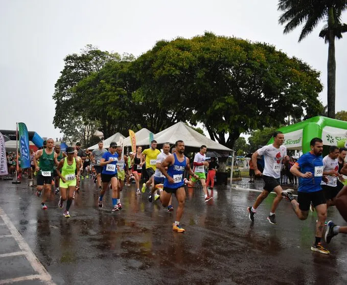 Atletas correram na chuva