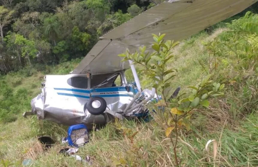 Avião foi localizado pelo Corpo de Bombeiros nesta segunda-feira (18)