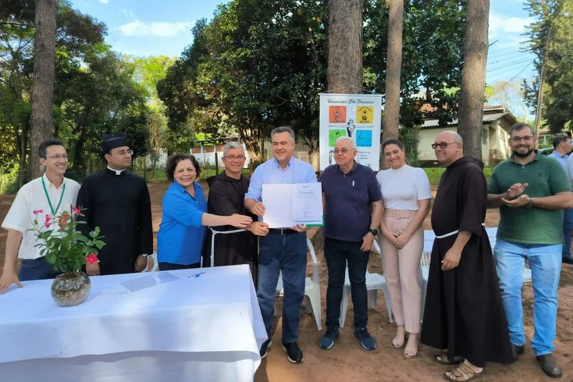 Beto Preto (ao centro) durante evento em São Jerônimo da Serra