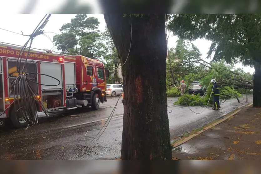 Bombeiros ainda estão nas ruas em Apucarana