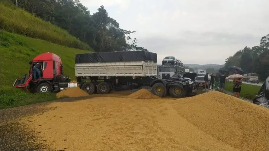 Caminhão arrastou sete veículos na tarde desta sexta-feira