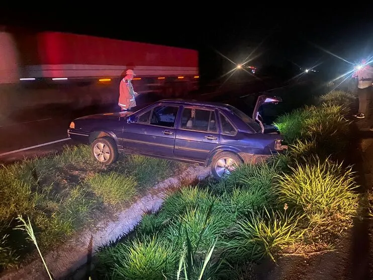 Carro caiu em canaleta da rodovia