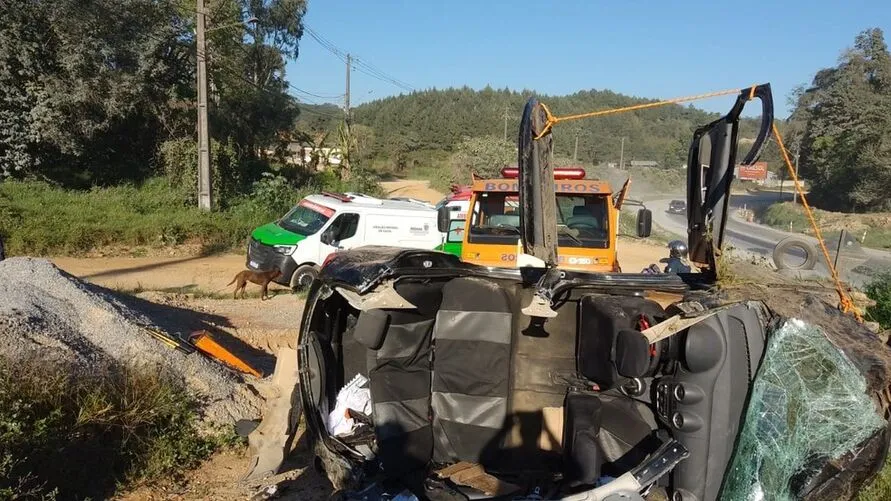 Carro capotou na Rodovia dos Minérios na manhã deste domingo