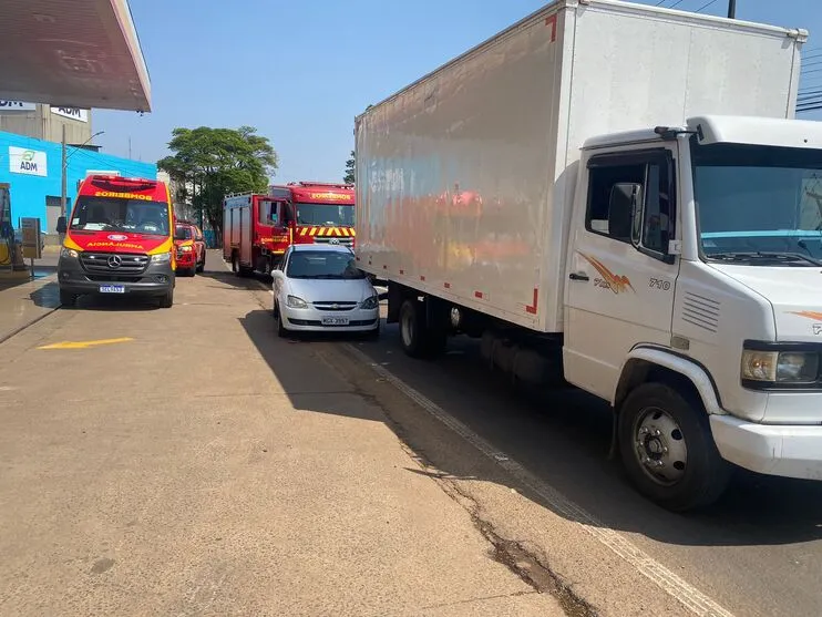 Carro se chocou com a quina da traseira do caminhão