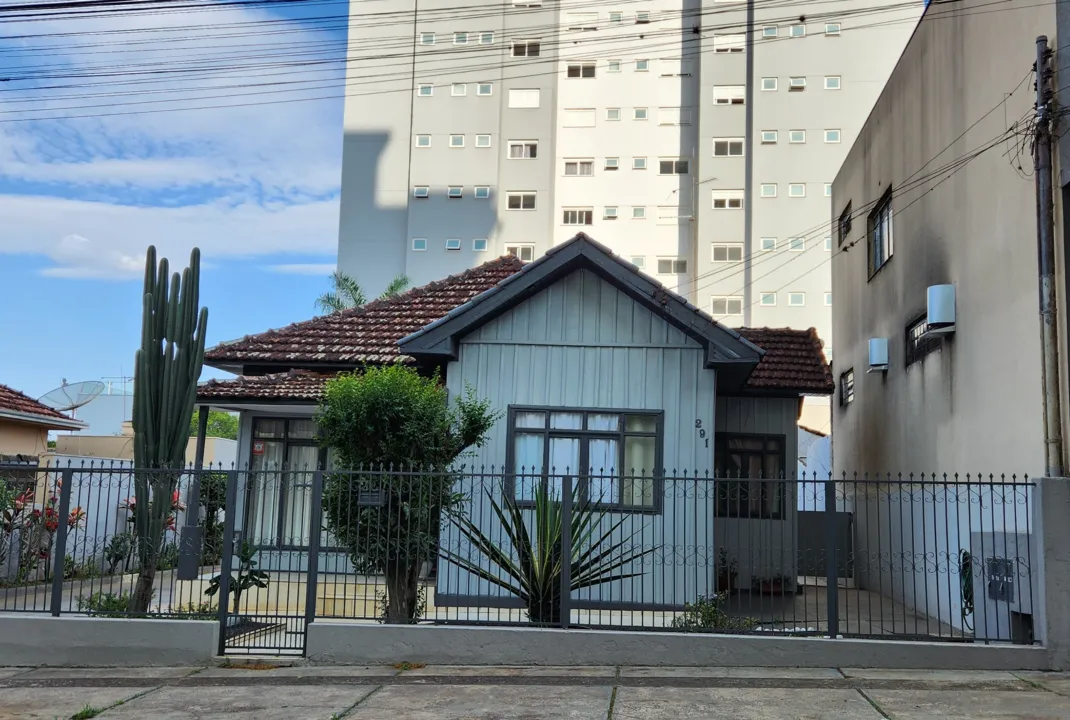 Casa que foi de pioneiro de Arapongas persiste em meio à prédios no centro da cidade