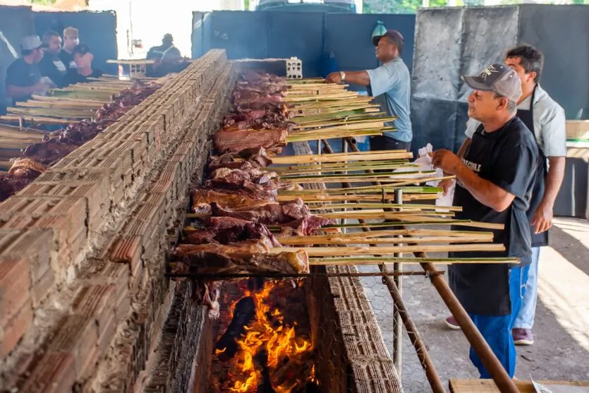 Churrasco no espeto de bambu