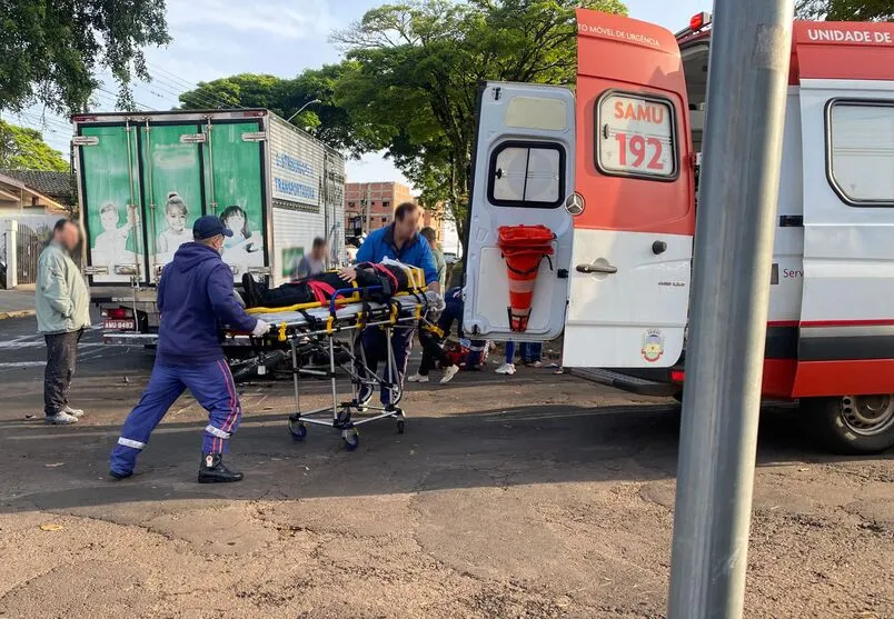 Colisão entre moto e caminhão deixa motociclista ferido em Apucarana
