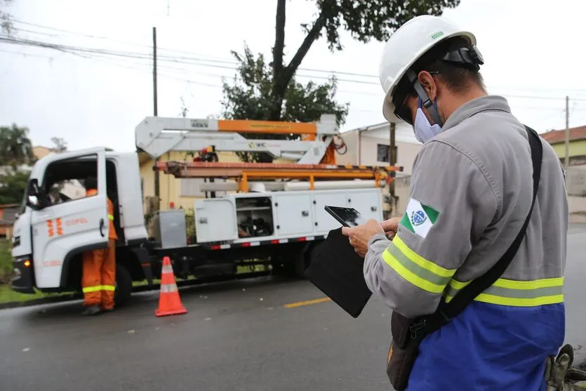 Copel trabalha para retomar fornecimento de energia