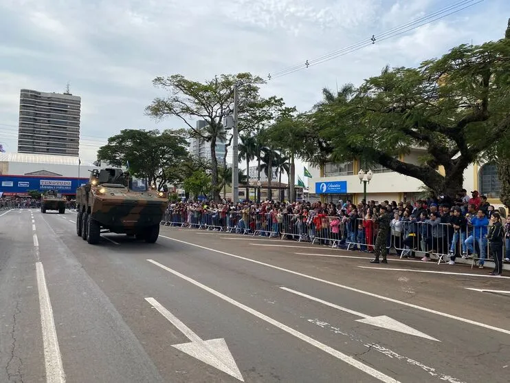 Desfile cívico-militar reúne grande público em Apucarana; veja imagens