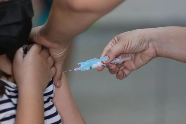 Desinformação tem ajudado a reduzir a taxa de vacinação no mundo