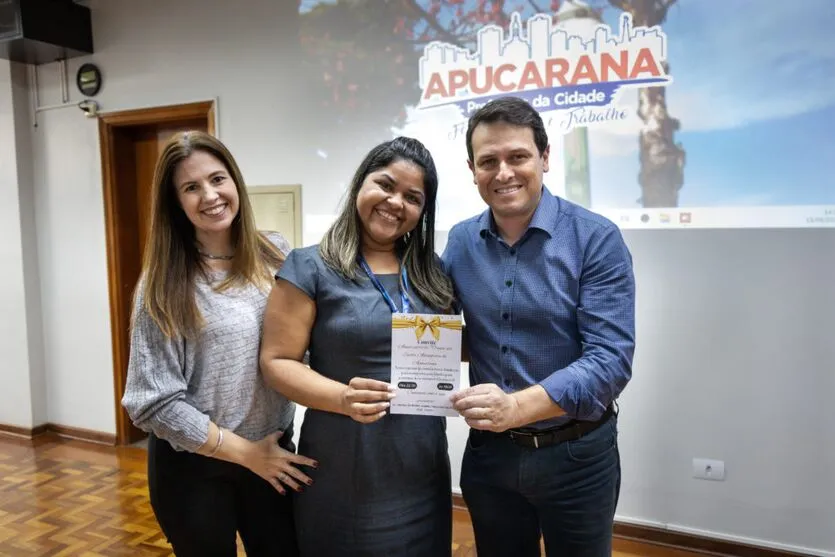 Diretora da escola Rosimeire Taborda com o prefeito Junior da Femac