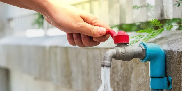 Em situações como esta, a orientação é que se faça uso da água, priorizando alimentação e higiene pessoal