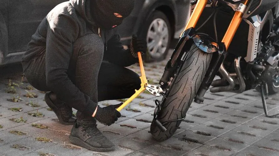 Homem teria tentado furtar uma moto antes de apanhar