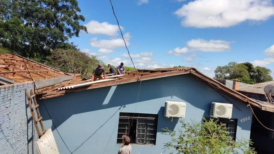 Moradores de Jardim Alegre trabalham para consertar casas