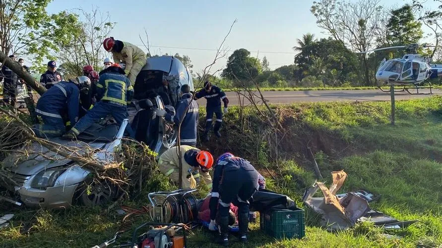 Motorista morre após veículo bater contra árvore entre Loanda e Santa Cruz de Monte Castelo