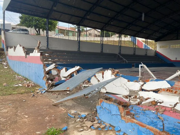 Muro de escola foi danificado