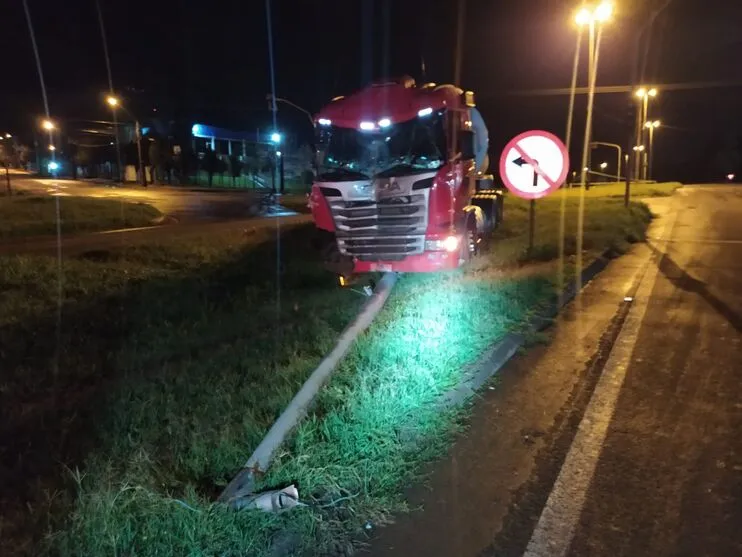 O caminhão ficou no canteiro central após o impacto