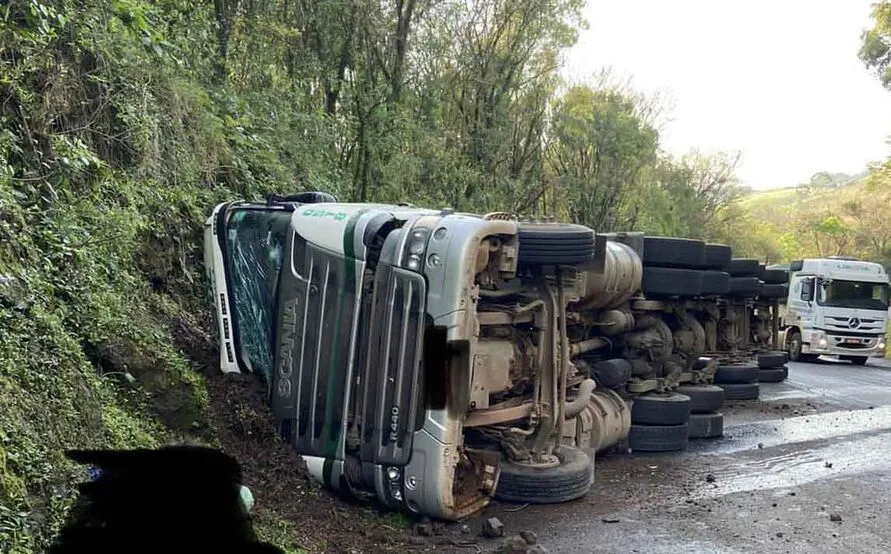 O caminhão saiu da pista e tombou, atingindo também um barranco