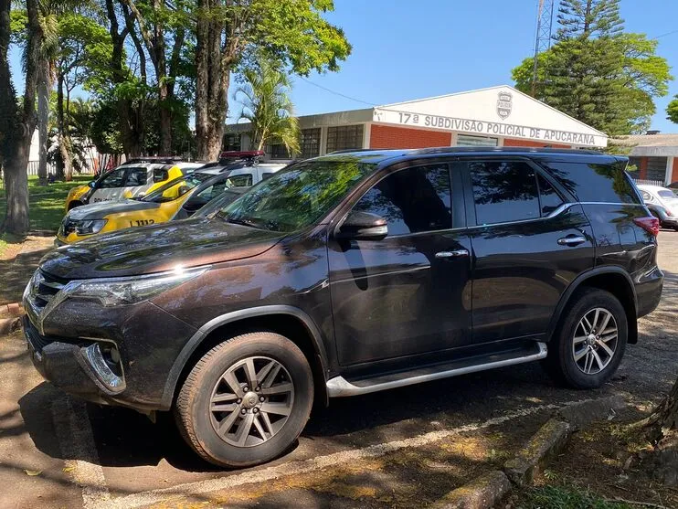 O carro foi recuperado por volta das 12h desta segunda-feira