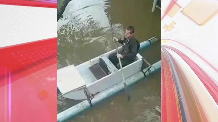 O homem improvisou um novo caiaque amarrando boias à geladeira