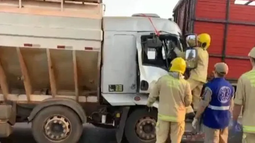 Os condutores não ficaram feridos, mas um os motoristas ficou preso dentro do caminhão