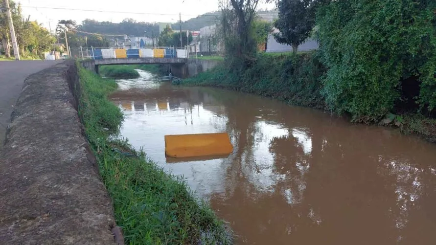 Os móveis da casa foram jogados dentro do Rio Lonqueador