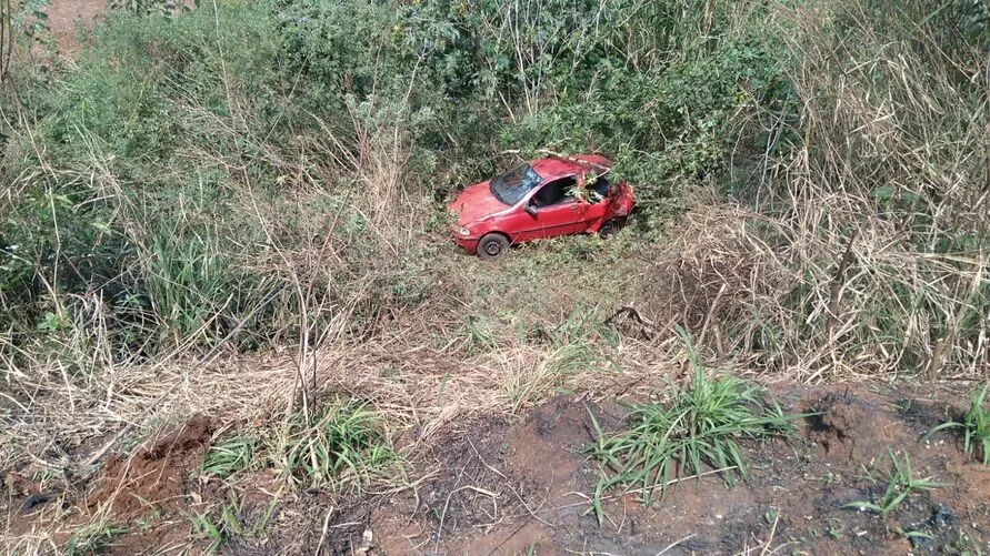 Palio caiu em ribanceira, mas motorista não ficou ferido