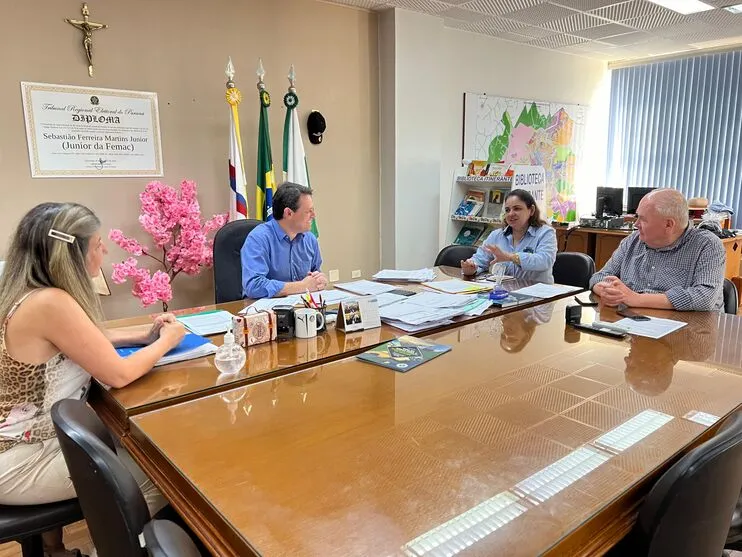 Prefeito reunido com equipe no gabinete