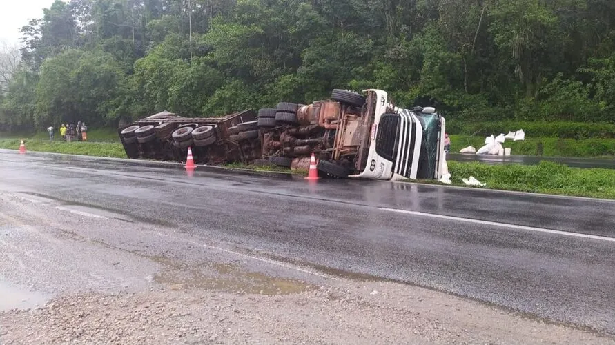 Uma das carretas ficou sobre a pista sentido Paranaguá