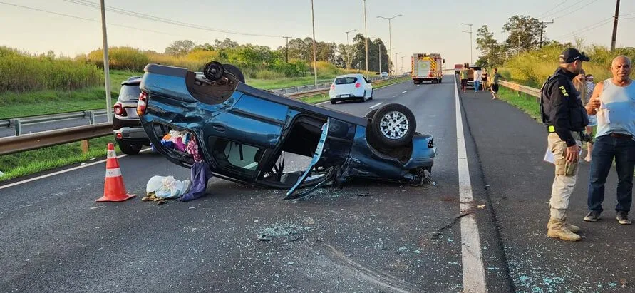 Veículo capotou na BR-369 na tarde deste domingo (17)