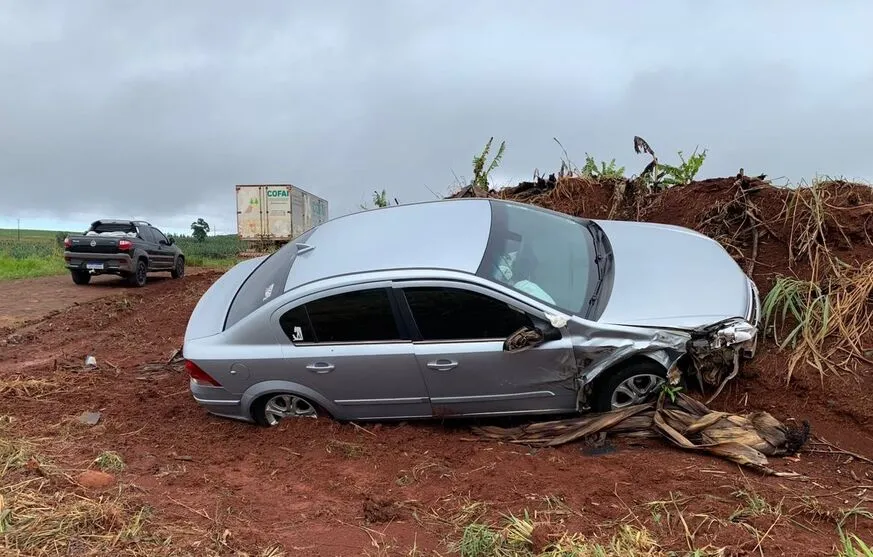 motorista do Chevrolet Vectra disse que seguia sentido Apucarana, quando perdeu o controle do veículo