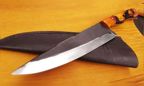 Homem vai dormir na vizinha após ser ameaçado com faca pela namorada