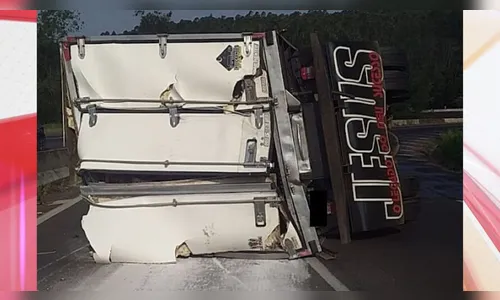 Carreta frigorífico tomba na Serra do Cadeado em Mauá da Serra